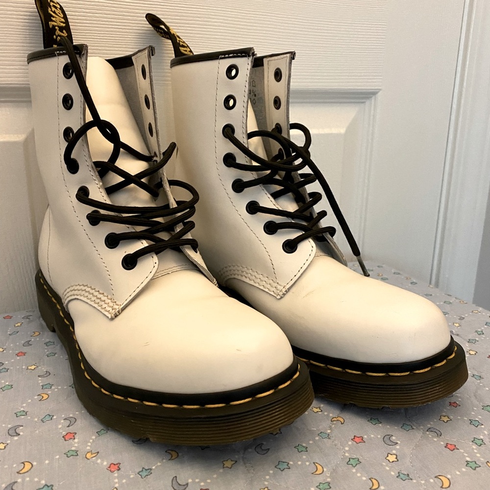 Women’s White Dr.Martens (mint Condition)